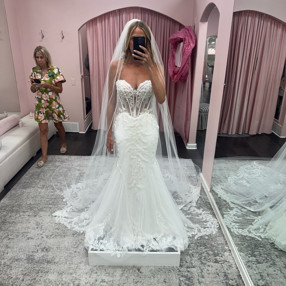 Maggie Sottero wedding dress
Never been worn
Size 6
Ready for alterations